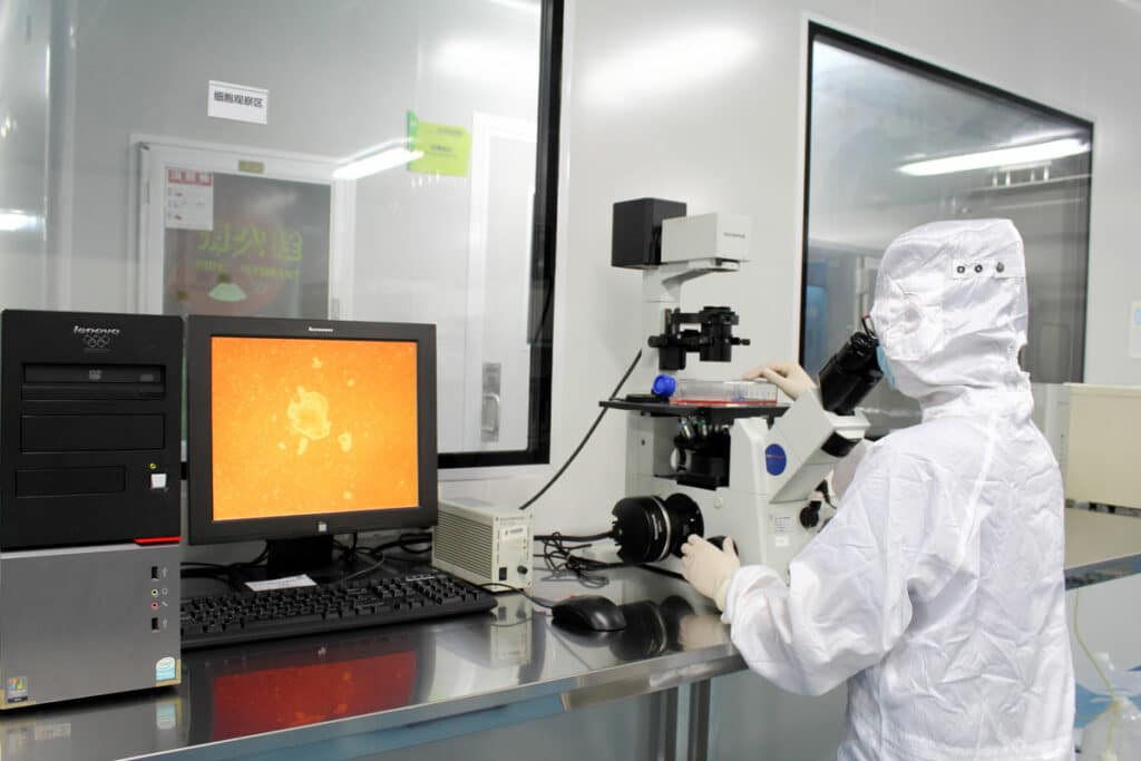 Kontrola zapewnienia jakości pakietu komórek macierzystych przez technika Beike
